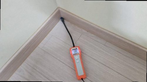 연천 누수탐지 침실 천장과 벽면에 번진 누수 얼룩과 습윤 상태