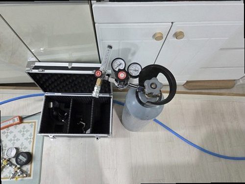 수지구 누수탐지 천장 누수 흔적과 수도계량기 별침을 확인하는 현장