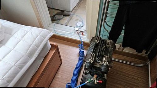 덕양구 누수탐지 벽면 얼룩과 천장 누수 피해를 확인하는 모습