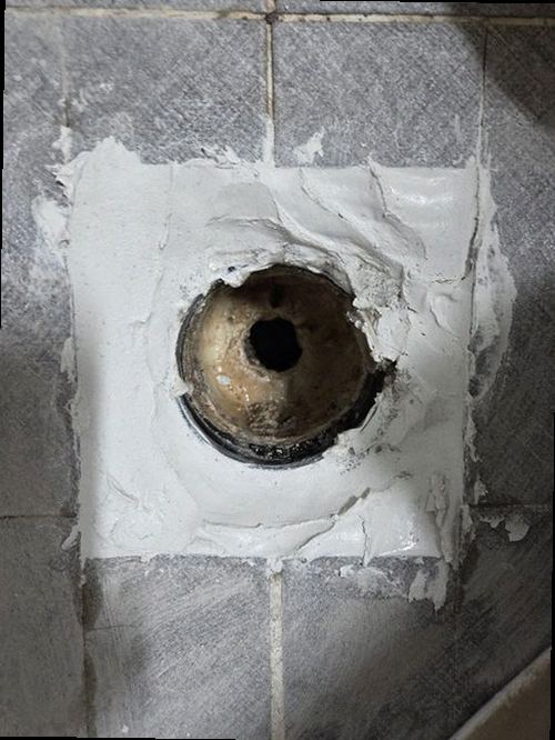 덕양구 누수탐지 수도계량기 별침과 누수 흔적을 확인하는 모습