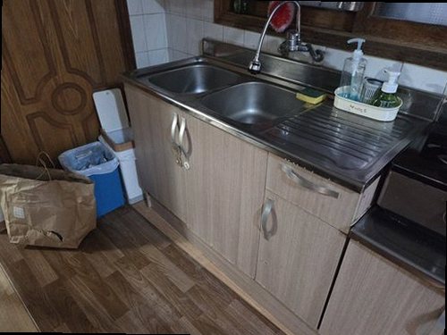 광진구 누수탐지 싱크대 하부장과 수도계량기를 확인하는 누수 점검 현장