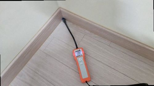 대덕구 누수탐지 수도계량기 별침과 실내 누수 흔적을 확인하는 모습