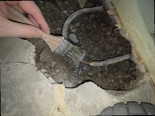 청주시 흥덕구 누수탐지 벽지에 번진 물자국과 주변 벽면 상태를 확인하는 현장