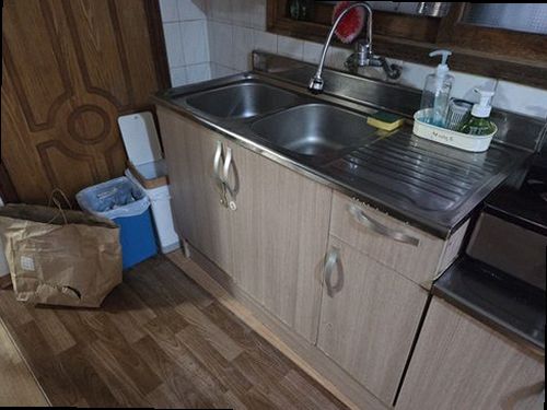 구리 누수탐지 수도계량기 별침과 주방 싱크대 하부 누수 흔적을 확인하는 모습