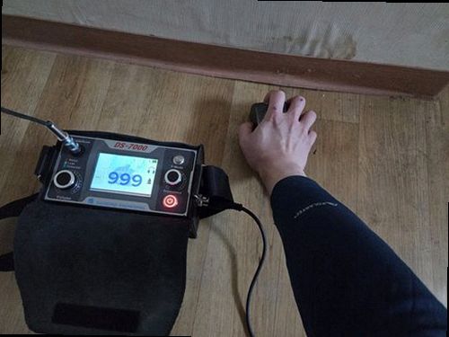 구리 누수탐지 거실 벽지와 바닥 주변에 나타난 누수 피해 흔적