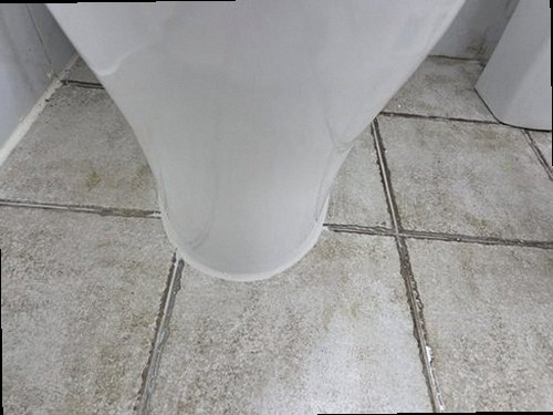 천안시 서북구 누수탐지 수도계량기 별침과 공압 게이지를 확인하는 모습