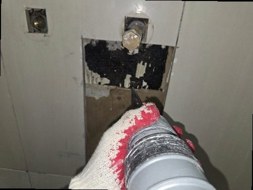부평구 누수탐지 가스탐지기와 청음탐지기를 활용해 누수 위치를 확인하는 현장 이미지