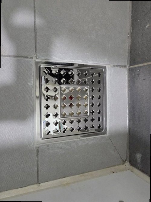 부평구 누수탐지 욕실 인접 벽면에 번진 누수 흔적과 수도계량기 확인 장면