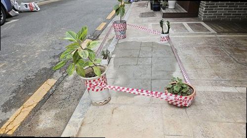 남양주 누수탐지 누수 보수 후 압력 게이지를 확인하는 모습