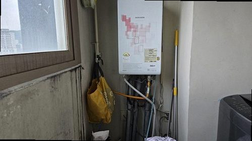 서울 중구 누수탐지 압력 게이지와 청음 장비를 이용해 배관 누수 위치를 확인하는 모습