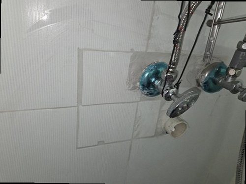 남동구 누수탐지 욕실 천장과 벽면에 나타난 누수 흔적을 확인하는 모습