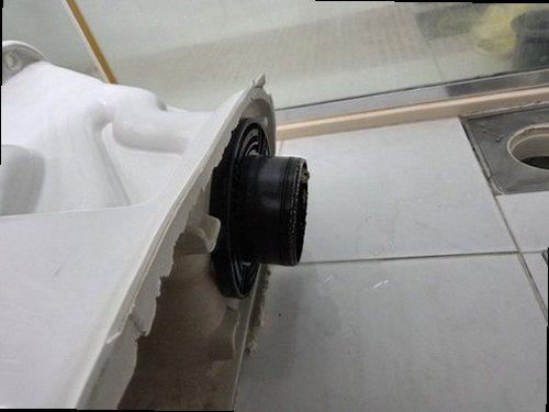 남동구 누수탐지 수도계량기 별침과 욕실 누수 흔적을 확인하는 장면