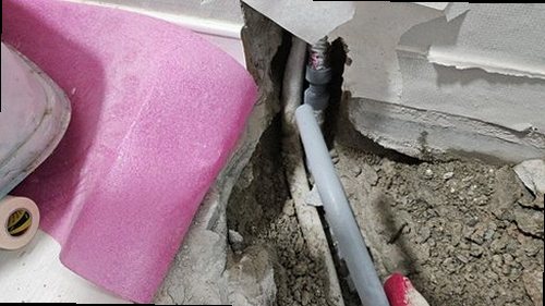 남동구 누수탐지 수도계량기 별침과 보일러 배관을 확인하는 모습