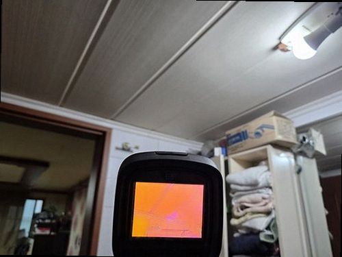관악구 누수탐지 싱크대 하부장 배관과 바닥의 습기 및 물자국 점검 모습