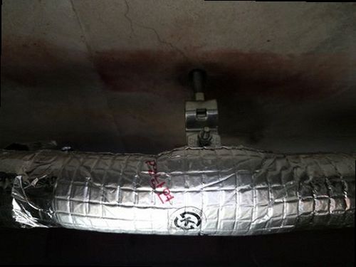 관악구 누수탐지 건물 내부 급수 배관과 난방 배관 구조를 보여주는 단면도