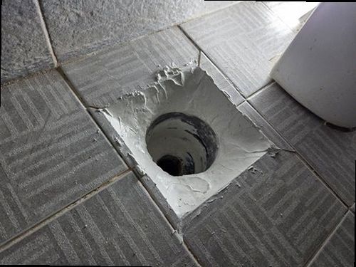 관악구 누수탐지 욕실 바닥과 유가 주변의 습기 및 균열을 점검하는 모습