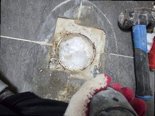 관악구 누수탐지 수도계량기 별침과 잠금 밸브를 확인하는 모습