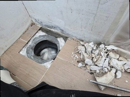 유성구 누수탐지 욕실 아래층 천장에 번진 누수 흔적과 물고임 현장