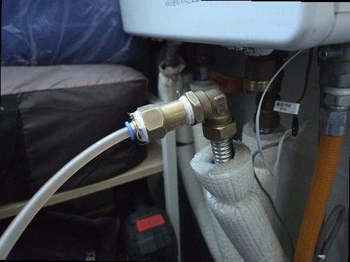 부산 동구 누수탐지 수도계량기 별침과 보일러 배관을 확인하는 현장 점검