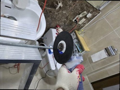 부산 동구 누수탐지 수도계량기 별침과 압력 게이지를 확인하며 누수 원인을 좁히는 과정