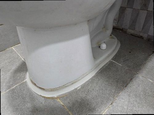 천안시 동남구 누수탐지 욕실 바닥과 천장 누수 흔적을 확인하는 모습