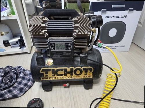 파주 누수탐지 천장 누수 흔적과 벽지 들뜸을 확인하는 모습