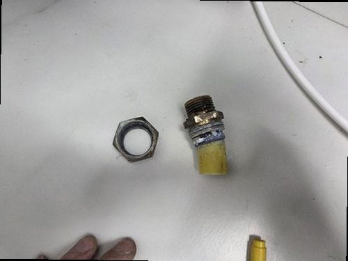 파주 누수탐지 가스탐지기와 청음탐지기를 이용해 누수 위치를 확인하는 장면