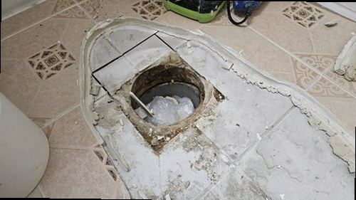 파주 누수탐지 수도계량기 별침과 잠금 밸브를 확인하는 모습