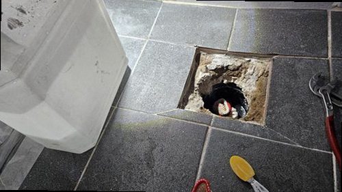사하구 누수탐지 배관 압력계를 연결해 누수 여부를 확인하는 장면