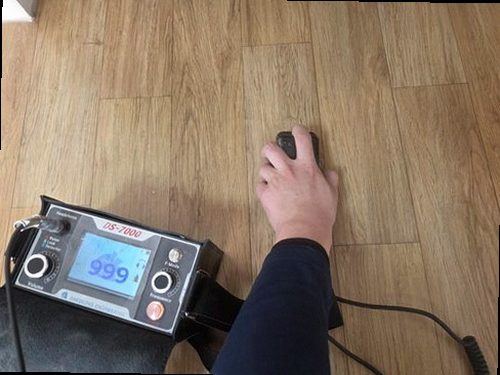 사하구 누수탐지 공압 게이지와 수분측정기로 배관 상태를 점검하는 모습