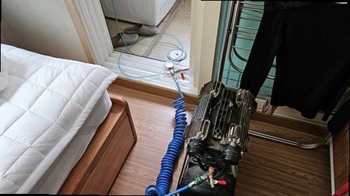 동안구 누수탐지 천장 얼룩과 수분 측정기를 확인하는 현장