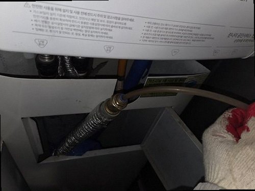 하남 누수탐지 압력 게이지와 청음 장비로 배관을 점검하는 모습