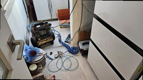 오산 누수탐지 수도계량기와 보일러 배관을 비교 점검하는 모습