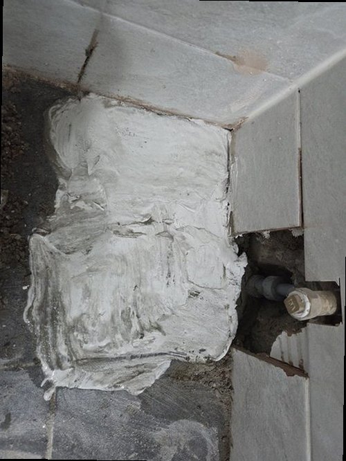 오산 누수탐지 누수 피해 부위와 주변 마감 상태를 확인하는 현장 모습