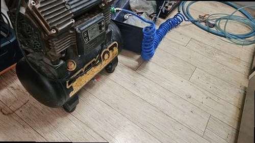오산 누수탐지 가스탐지기와 청음탐지기를 활용해 누수 위치를 좁히는 모습
