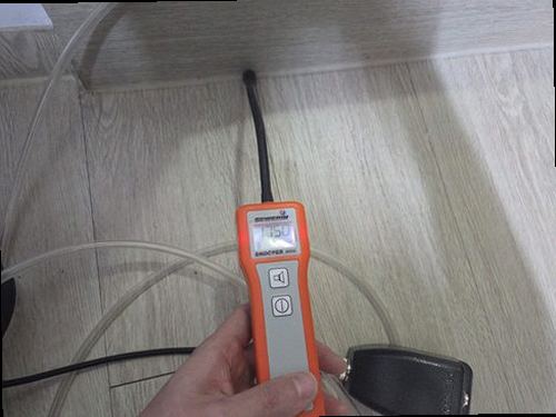 기장군 누수탐지 천장 얼룩과 배관 누수 흔적을 확인하는 모습