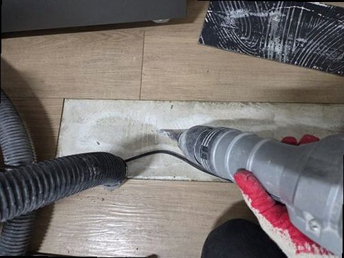 부여군 누수탐지 수도계량기 별침과 잠금 밸브를 확인하는 모습