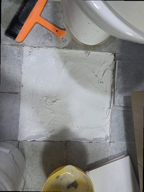 부여군 누수탐지 수도계량기와 실내 누수 흔적을 확인하는 모습