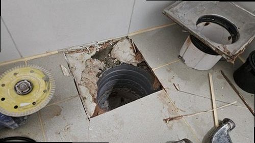 부여군 누수탐지 수도계량기와 건물 내부 배관 구조를 확인하는 모습