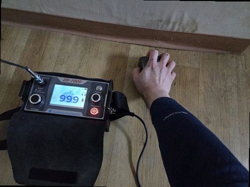 부여군 누수탐지 보일러와 난방 분배기 배관을 점검하는 모습
