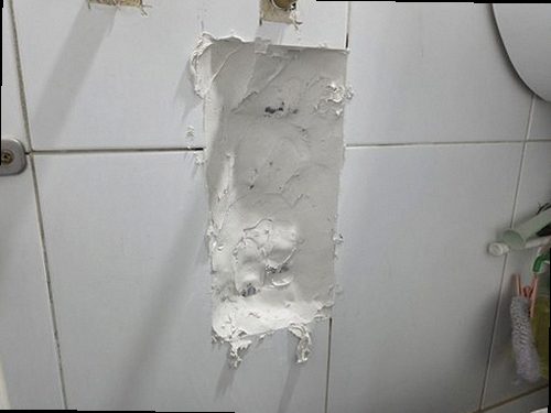 청주시 서원구 누수탐지 천장 물자국과 벽지 상태를 확인하는 모습