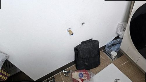 청주시 서원구 누수탐지 안방 벽과 천장에 발생한 누수 얼룩을 확인하는 모습