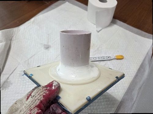 청주시 상당구 누수탐지 벽지 얼룩과 누수 흔적을 확인하는 현장 점검 모습