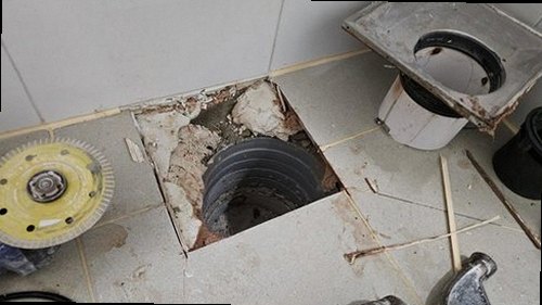 권선구 누수탐지 누수 원인을 확인하기 위해 수도계량기와 배관 연결부를 점검하는 모습