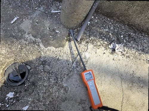 권선구 누수탐지 누수 배관을 노출한 뒤 압력 시험과 보수 작업을 진행하는 모습