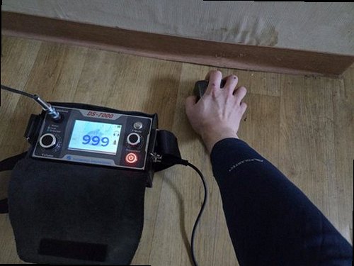 권선구 누수탐지 가스탐지기와 청음탐지기를 이용해 배관 누수 위치를 확인하는 모습