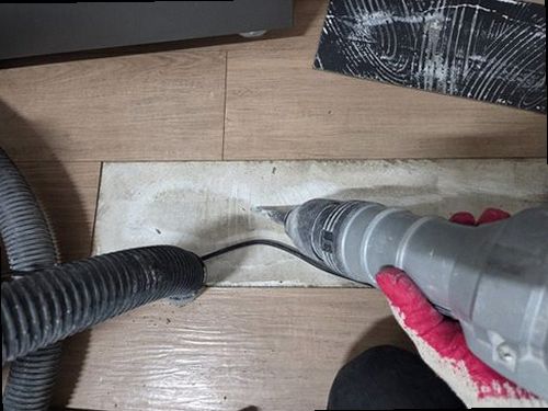 영도구 누수탐지 거실 천장 누수 흔적과 수분 측정기를 확인하는 현장