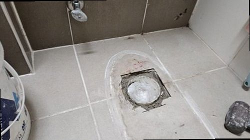 영도구 누수탐지 세면대 하부 배관과 누수 흔적을 확인하는 모습