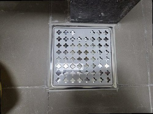 사상구 누수탐지 누수 탐지를 위해 열화상 카메라와 청음 장비를 사용하는 모습