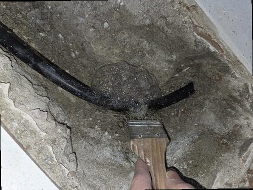 사상구 누수탐지 천장과 벽면에 나타난 누수 흔적을 확인하는 모습
